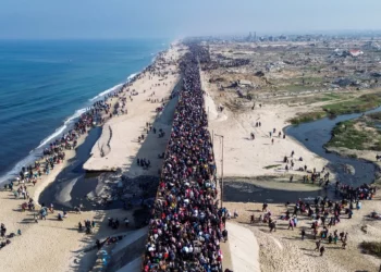 Esta fotografía aérea muestra a gazatíes desplazados caminando hacia la ciudad de Gaza el 27 de enero de 2025, tras cruzar el corredor de Netzarim desde el sur de la Franja de Gaza. (AFP)