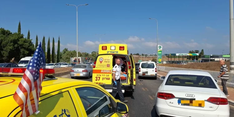 Ambulancias del Magen David Adom en el lugar de un presunto atropello en la Ruta 57, en el centro de Israel, el 24 de julio de 2025. (Magen David Adom)