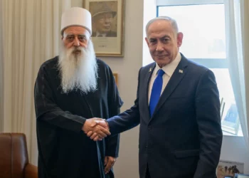 El primer ministro Benjamin Netanyahu (derecha) se reúne en su despacho con el jeque Muwaffaq Tarif el 24 de julio de 2025. (Maayan Toaf/GPO)