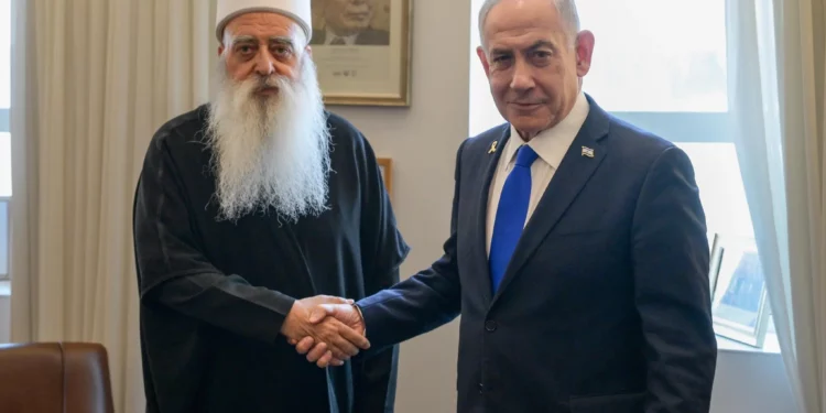 El primer ministro Benjamin Netanyahu (derecha) se reúne en su despacho con el jeque Muwaffaq Tarif el 24 de julio de 2025. (Maayan Toaf/GPO)