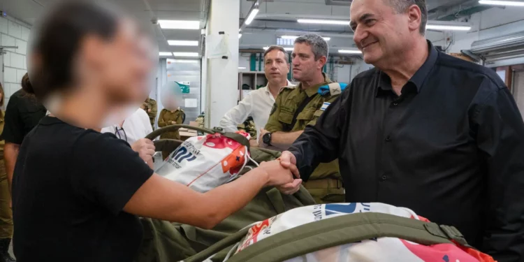 El ministro de Defensa, Israel Katz, se reúne con nuevos reclutas del Cuerpo de Artillería y la Fuerza de defensa antiaérea de las Fuerzas de Defensa de Israel (FDI) en la base de Tel Hashomer, el 29 de julio de 2025. (Ministerio de Defensa)