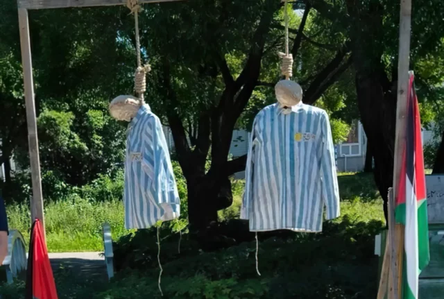 Instalación antiisraelí en Suecia exhibe figuras con uniformes de campos de concentración colgadas de sogas
