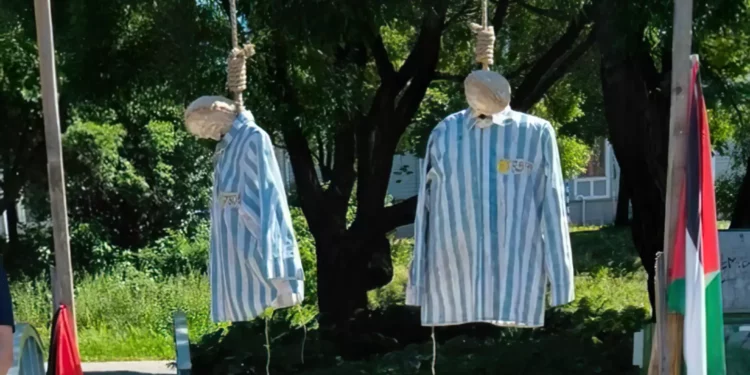 Instalación antiisraelí en Suecia exhibe figuras con uniformes de campos de concentración colgadas de sogas.