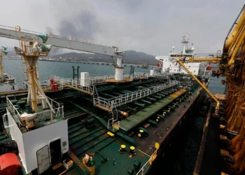 El petrolero iraní Fortune está anclado en el muelle de la refinería El Palito, cerca de Puerto Cabello, Venezuela, el 25 de mayo de 2020. (Foto AP/Ernesto Vargas, Archivo)