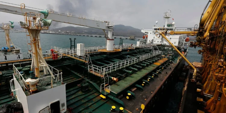 El petrolero iraní Fortune está anclado en el muelle de la refinería El Palito, cerca de Puerto Cabello, Venezuela, el 25 de mayo de 2020. (Foto AP/Ernesto Vargas, Archivo)