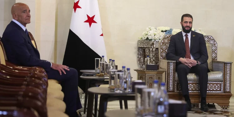 El presidente interino de Siria, Ahmed al-Sharaa (derecha), se reúne con el embajador de Estados Unidos en Turquía y enviado especial a Siria, Tom Barrack, en el Palacio del Pueblo en Damasco, Siria, el 9 de julio de 2025. (Foto AP/Ghaith Alsayed)