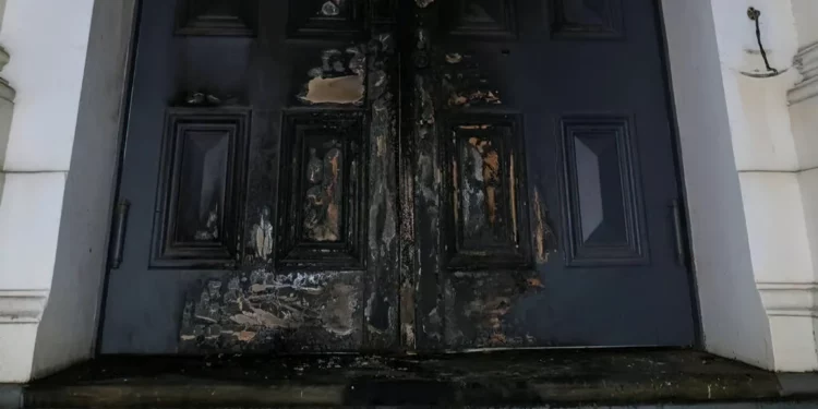 Autoridades australianas repudian ataque incendiario a sinagoga en Melbourne