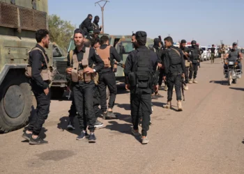 Fuerzas de seguridad del gobierno sirio se reúnen en las afueras de la provincia de Sweida, donde estallaron enfrentamientos entre milicias drusas y clanes beduinos sunitas, en el sur de Siria, el 14 de julio de 2025. (Foto AP/Malek Khattab)