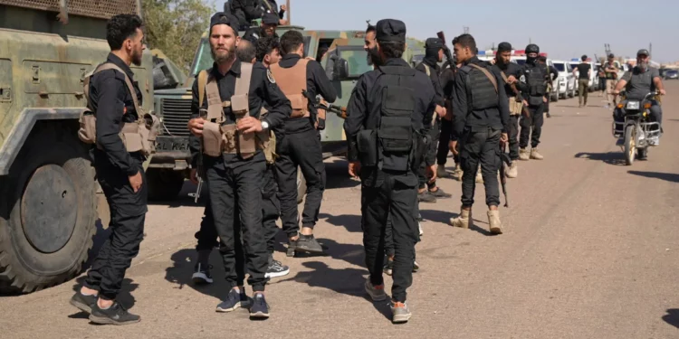 Fuerzas de seguridad del gobierno sirio se reúnen en las afueras de la provincia de Sweida, donde estallaron enfrentamientos entre milicias drusas y clanes beduinos sunitas, en el sur de Siria, el 14 de julio de 2025. (Foto AP/Malek Khattab)
