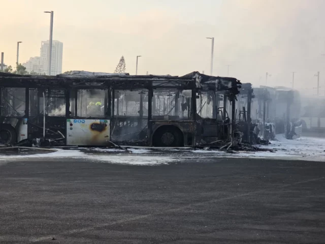 Hombre sin hogar muere en autobús incendiado en terminal de Bat Yam