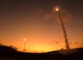 Esta imagen, publicada por el ministerio de Defensa el 17 de julio de 2025, muestra un sistema de defensa antiaérea Arrow lanzando un misil durante la guerra entre Israel e Irán en junio. (Ministerio de Defensa)