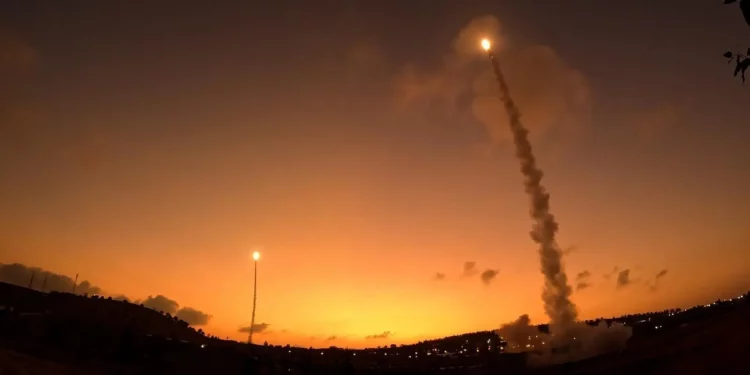 Esta imagen, publicada por el ministerio de Defensa el 17 de julio de 2025, muestra un sistema de defensa antiaérea Arrow lanzando un misil durante la guerra entre Israel e Irán en junio. (Ministerio de Defensa)