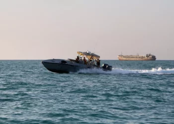 Un barco en el Mar Rojo atacado con armas de fuego y RPG desde pequeñas embarcaciones
