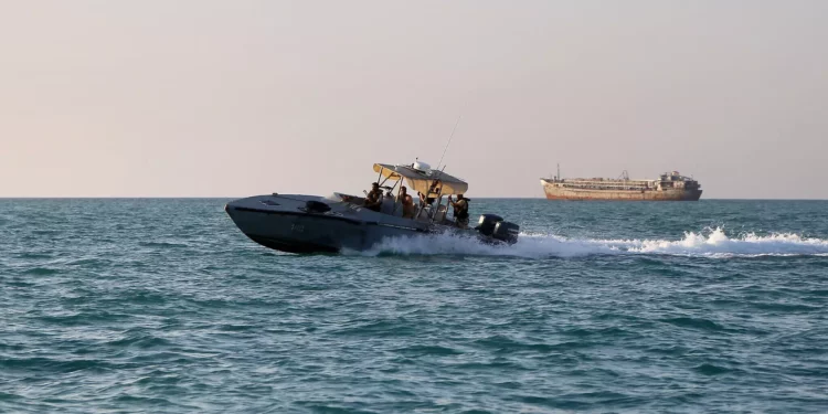 Un barco en el Mar Rojo atacado con armas de fuego y RPG desde pequeñas embarcaciones