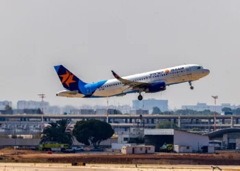 Un vuelo de Israir despega del Aeropuerto Internacional Ben Gurión, a las afueras de Tel Aviv, el 25 de agosto de 2024. (Yossi Aloni/Flash90)