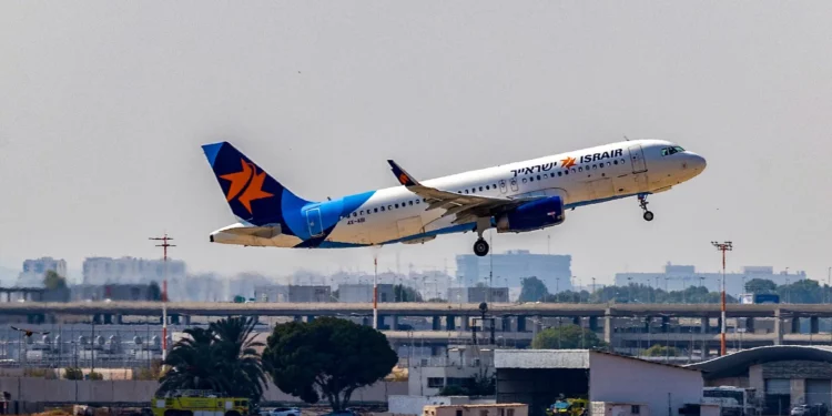 Un vuelo de Israir despega del Aeropuerto Internacional Ben Gurión, a las afueras de Tel Aviv, el 25 de agosto de 2024. (Yossi Aloni/Flash90)
