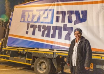 Daniella Weiss, directora de la organización de defensa de los asentamientos de Nachala, junto a un cartel que dice “Gaza es nuestra para siempre”, en la ciudad sureña de Sderot, el 26 de diciembre de 2024. (Yossi Aloni/Flash90)