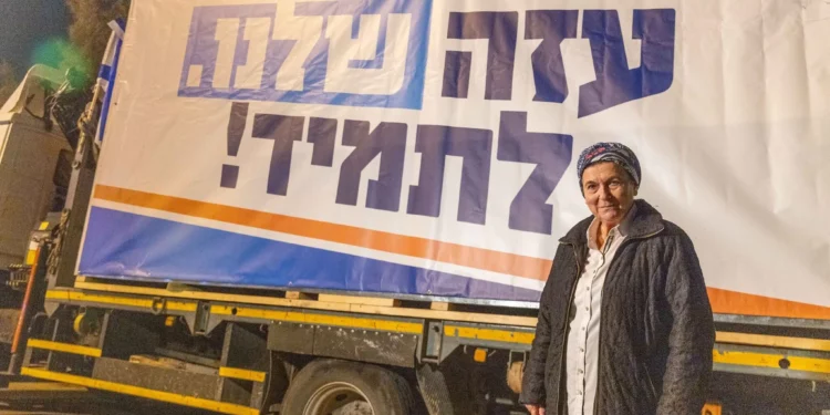 Daniella Weiss, directora de la organización de defensa de los asentamientos de Nachala, junto a un cartel que dice “Gaza es nuestra para siempre”, en la ciudad sureña de Sderot, el 26 de diciembre de 2024. (Yossi Aloni/Flash90)