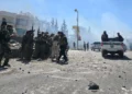 Las fuerzas de seguridad sirias entran en la ciudad de Sweida, de mayoría drusa, el 15 de julio de 2025, tras los enfrentamientos entre tribus beduinas y combatientes drusos. (Sam HARIRI / AFP)