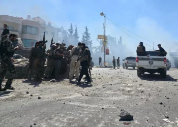 Las fuerzas de seguridad sirias entran en la ciudad de Sweida, de mayoría drusa, el 15 de julio de 2025, tras los enfrentamientos entre tribus beduinas y combatientes drusos. (Sam HARIRI / AFP)