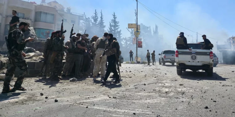 Las fuerzas de seguridad sirias entran en la ciudad de Sweida, de mayoría drusa, el 15 de julio de 2025, tras los enfrentamientos entre tribus beduinas y combatientes drusos. (Sam HARIRI / AFP)
