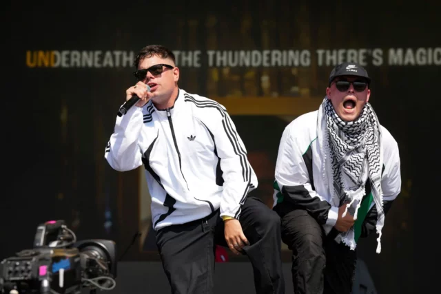 El grupo anti-Israel Kneecap actuará en festival francés