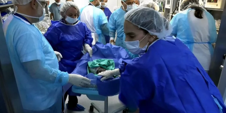Trillizos nacidos en el Centro Médico Ziv de Safed el 15 de julio de 2025. (Golan Productions/Centro Médico Ziv)