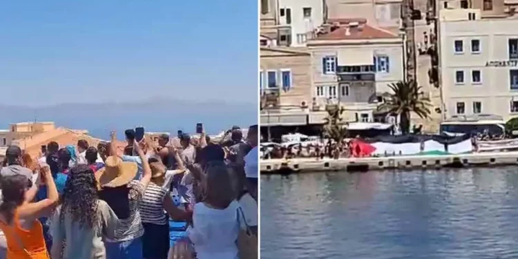 Una gran protesta antiisraelí y propalestina impidió que cientos de israelíes desembarcaran de un crucero en la isla griega de Siros, el 22 de julio de 2025. (Captura de pantalla de redes sociales utilizada de conformidad con la Cláusula 27a de la Ley de Derechos de Autor).