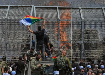 Residentes drusos protestan cerca de la valla fronteriza entre Israel y Siria en solidaridad con su comunidad en Siria, en Majdal Shams, el 16 de julio de 2025. (Michael Giladi/Flash90)