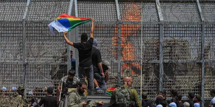 Residentes drusos protestan cerca de la valla fronteriza entre Israel y Siria en solidaridad con su comunidad en Siria, en Majdal Shams, el 16 de julio de 2025. (Michael Giladi/Flash90)