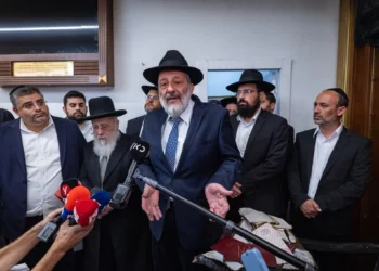 El presidente del Shas, Aryeh Deri, y el líder espiritual del Shas, el rabino Yitzhak Yosef, en una conferencia de prensa en Jerusalén, el 8 de junio de 2025. (Yonatan Sindel/Flash90)