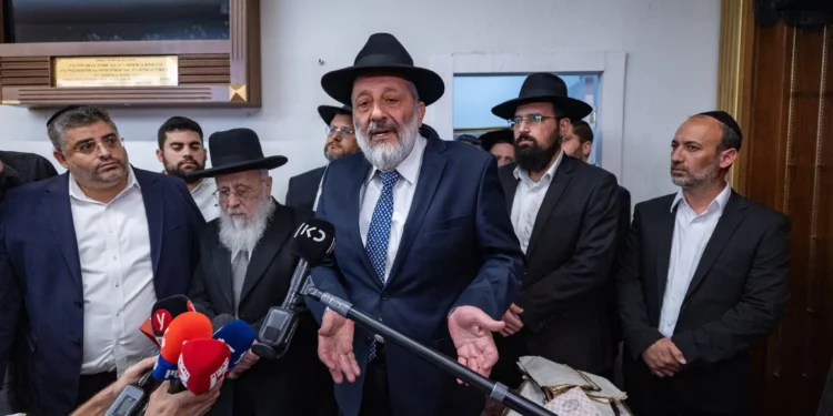 El presidente del Shas, Aryeh Deri, y el líder espiritual del Shas, el rabino Yitzhak Yosef, en una conferencia de prensa en Jerusalén, el 8 de junio de 2025. (Yonatan Sindel/Flash90)