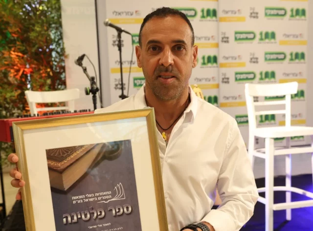 Eli Sharabi recibe premio Platino por vender 70.000 copias de “Secuestrado”