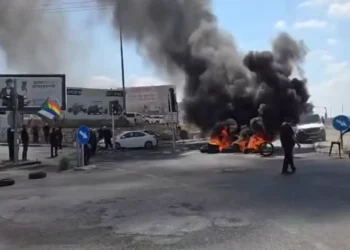 Israelíes drusos queman neumáticos de automóviles y bloquean carreteras en protesta por los enfrentamientos mortales en el sur de Siria entre milicias drusas y tribus beduinas el 15 de julio de 2025. (Captura de pantalla/Facebook)