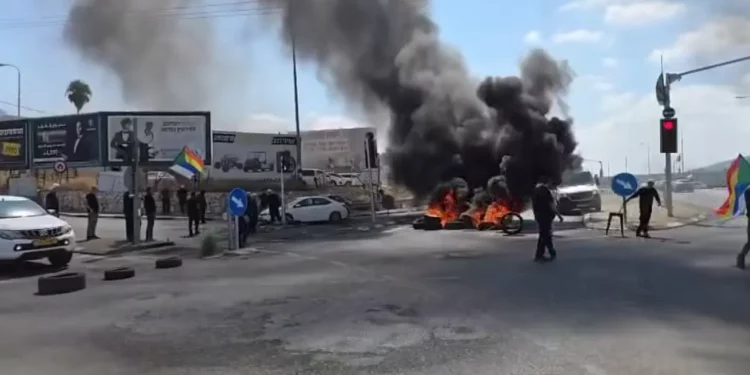 Israelíes drusos queman neumáticos de automóviles y bloquean carreteras en protesta por los enfrentamientos mortales en el sur de Siria entre milicias drusas y tribus beduinas el 15 de julio de 2025. (Captura de pantalla/Facebook)