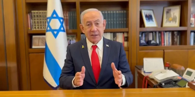 El primer ministro, Benjamín Netanyahu, pronuncia un mensaje pregrabado desde su despacho en Jerusalén el 29 de julio de 2025. (Captura de pantalla/PMO)
