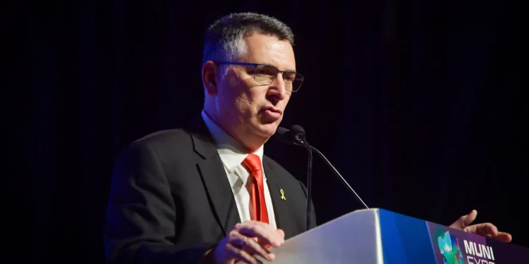 El ministro de Asuntos Exteriores, Gideon Sa'ar, habla en la conferencia Muni Expo 2025 en Tel Aviv, el 15 de julio de 2025. (Avshalom Sassoni/Flash90)