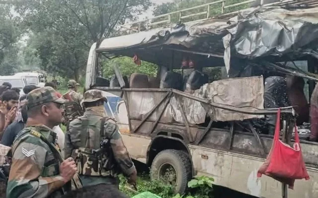 Mueren 18 peregrinos tras colisión entre autobús y camión con gas en India