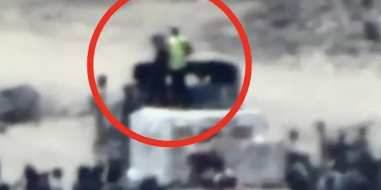 Imágenes publicadas por las Fuerzas de Defensa de Israel (FDI) el 29 de julio de 2025 muestran lo que, según el ejército, son hombres armados de Hamás secuestrando un cargamento de ayuda humanitaria en la Franja de Gaza, el 25 de julio de 2025. (Captura de pantalla: Unidad del Portavoz de las FDI vía X)