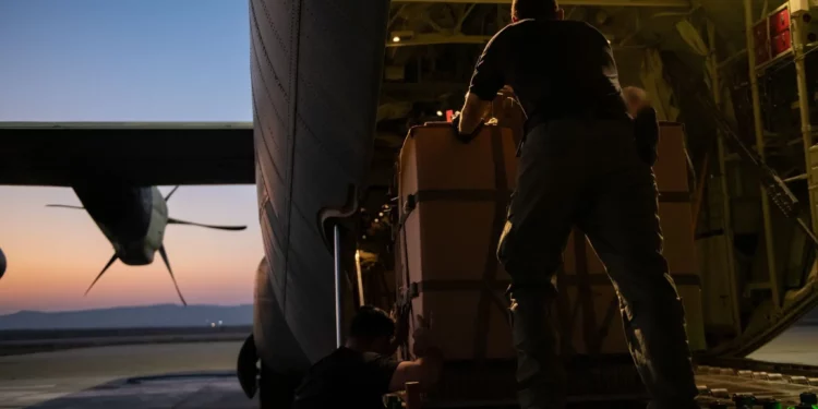 La ayuda humanitaria se prepara en un avión de carga de la Fuerza Aérea Israelí para un lanzamiento aéreo en la Franja de Gaza, en una foto difundida el 26 de julio de 2025. (Fuerzas de Defensa de Israel)