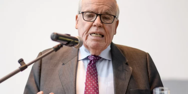 Klaus-Michael Kühne habla con empleados en la sede de Kühne + Nagel. (Axel Heimken/picture alliance vía Getty Images, JTA)