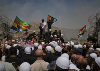 Drusos de Siria e Israel protestan en la frontera sirio-israelí el 16 de julio de 2025. (Foto AP/Leo Correa)