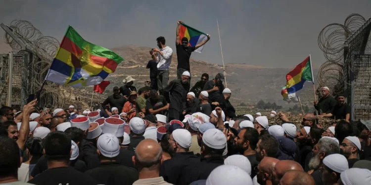 Drusos de Siria e Israel protestan en la frontera sirio-israelí el 16 de julio de 2025. (Foto AP/Leo Correa)