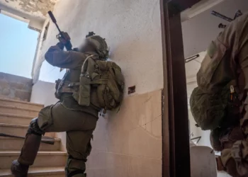 Tropas de las FDI operan en la zona de Jabaliya, al norte de Gaza, en una foto publicada el 29 de junio de 2025. (Fuerzas de Defensa de Israel)