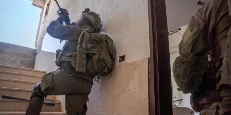 Tropas de las FDI operan en la zona de Jabaliya, al norte de Gaza, en una foto publicada el 29 de junio de 2025. (Fuerzas de Defensa de Israel)