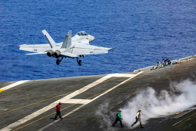 USS Carl Vinson despliega cazas F-35C y F/A-18F en el mar de Filipinas