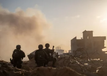 Tropas de las FDI de la Brigada Kfir observadas operando en Jan Yunis, al sur de Gaza, en una foto publicada el 15 de julio de 2025. (Fuerzas de Defensa de Israel)