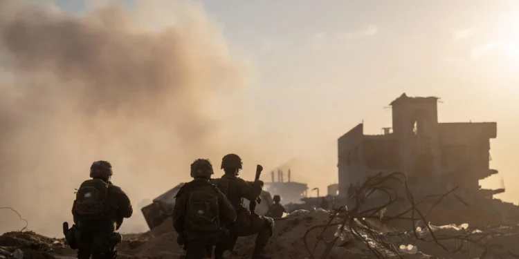 Tropas de las FDI de la Brigada Kfir observadas operando en Jan Yunis, al sur de Gaza, en una foto publicada el 15 de julio de 2025. (Fuerzas de Defensa de Israel)