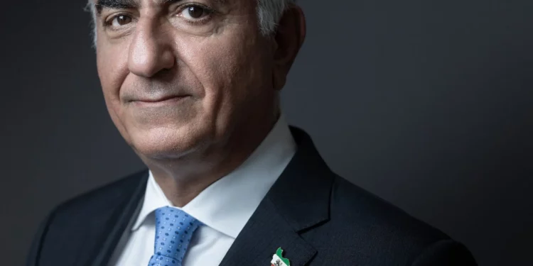 El príncipe heredero exiliado de Irán, Reza Pahlavi, posa durante una sesión fotográfica tras una conferencia de prensa en París, Francia, el 23 de junio de 2025. (JOEL SAGET / AFP)