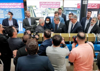 Esta fotografía, proporcionada por la Organización de Energía Atómica de Irán, muestra al director general del Organismo Internacional de Energía Atómica, Rafael Grossi, en el centro, durante una visita a la sede de la organización en Teherán el 17 de abril de 2025. (Organización de Energía Atómica de Irán / AFP)